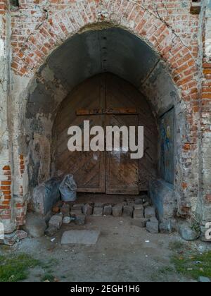 Kedzierzyn-Kozle octobre 19 2019 ancienne porte d'entrée en bois ancien bâtiment Banque D'Images