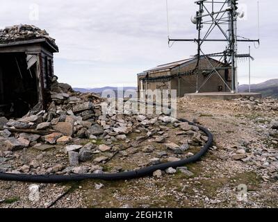 Le sommet du Cairnwell à Glenshee, avec ses mâts de communications mobiles. Banque D'Images