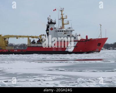 Le navire de la Garde côtière canadienne Samuel Risley coupe la glace sur la rivière St. clair à l'appui de l'opération Coal Shovel le 10 février 2021, près de Detroit (Michigan). L'opération Coal Shovel est une mission annuelle de déglaçage menée sur les lacs Huron, Ontario, Érié, Sainte-Claire, le réseau fluvial St. clair/Detroit et la voie maritime du Saint-Laurent. Banque D'Images