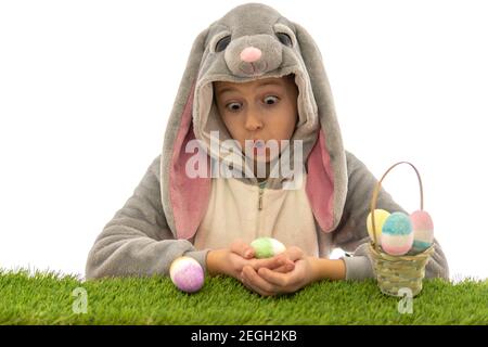 Fille en costume de lapin garder les oeufs de Pâques et rire. Isolé sur blanc. concept de vacances de pâques Banque D'Images