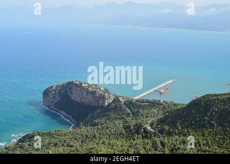 Vue panoramique aérienne depuis le parc national Yemma Gouraya pour le port de Bejaia, Algérie. Banque D'Images