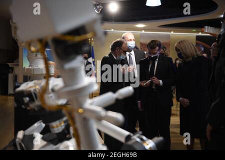 Le président français Emmanuel Macron (C) examine un modèle 3D de l'instrument SuperCam exposé au Centre national français d'études spatiales (CNES) lors d'une visite pour assister à l'atterrissage de la persévérance de la NASA Mars rover sur la planète Mars, à Paris le 18 février 2021. Le rover d'exploration de Mars recherchera des signes de vie microbienne ancienne et recueillera des échantillons de roche pour un retour futur sur Terre afin d'étudier la géologie et le climat de la planète rouge, ouvrant la voie à l'exploration humaine. La persévérance porte également l'hélicoptère expérimental Ingenuity Mars - qui va tenter le premier puissant, controll Banque D'Images