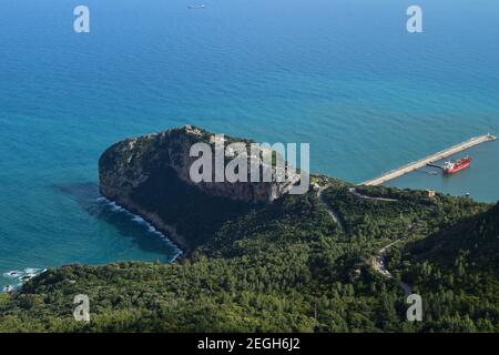 Vue panoramique aérienne depuis le parc national Yemma Gouraya pour le port de Bejaia, Algérie. Banque D'Images