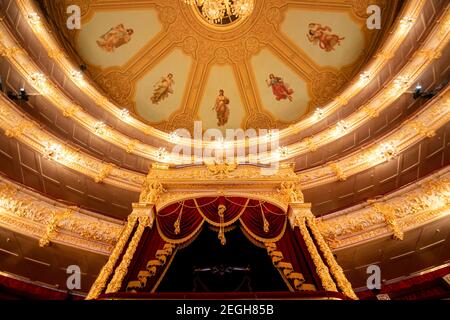 Vue sur la décoration de la boîte impériale à l'auditorium du Théâtre Bolchoï (scène historique) du Ballet et de l'Opéra de Moscou, Russie Banque D'Images