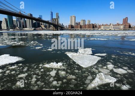 Des morceaux de glace congelés flottent et dévoguent dans l'East River en raison des conditions météorologiques froides dans le quartier de Brooklyn, à New York City NY USA, le 2015 février. Banque D'Images