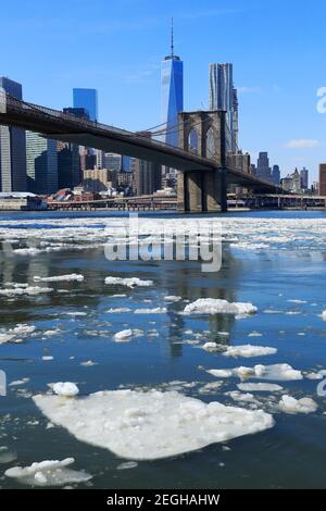 Des morceaux de glace congelés flottent et dévoguent dans l'East River en raison des conditions météorologiques froides dans le quartier de Brooklyn, à New York City NY USA, le 2015 février. Banque D'Images