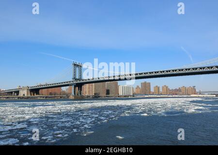 Des morceaux de glace congelés flottent et dévoguent dans l'East River en raison des conditions météorologiques froides dans le quartier de Brooklyn, à New York City NY USA, le 2015 février. Banque D'Images
