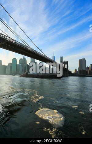 Des morceaux de glace congelés flottent et dévoguent dans l'East River en raison des conditions météorologiques froides dans le quartier de Brooklyn, à New York City NY USA, le 2015 février. Banque D'Images
