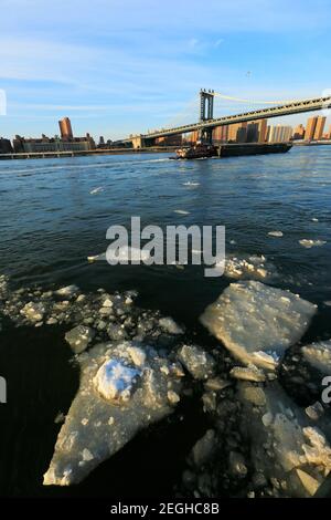 Des morceaux de glace congelés flottent et dévoguent dans l'East River en raison des conditions météorologiques froides dans le quartier de Brooklyn, à New York City NY USA, le 2015 février. Banque D'Images