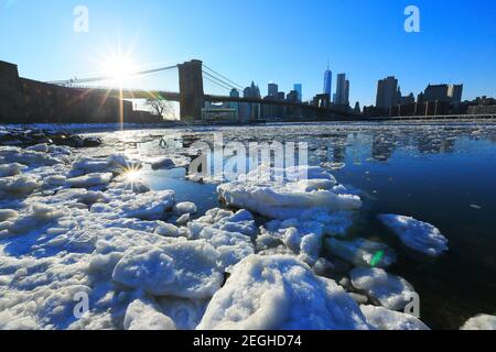 Des morceaux de glace congelés flottent et dévoguent dans l'East River en raison des conditions météorologiques froides dans le quartier de Brooklyn, à New York City NY USA, le 2015 février. Banque D'Images