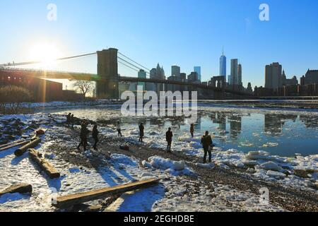 Des morceaux de glace congelés flottent et dévoguent dans l'East River en raison des conditions météorologiques froides dans le quartier de Brooklyn, à New York City NY USA, le 2015 février. Banque D'Images