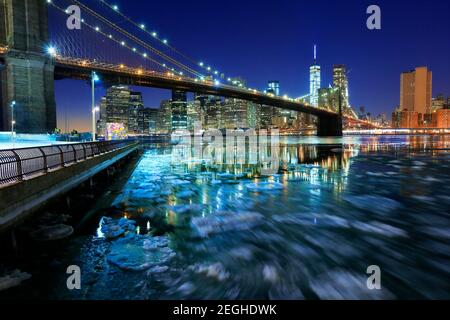 Des morceaux de glace congelés flottent et dévoguent dans l'East River en raison des conditions météorologiques froides dans le quartier de Brooklyn, à New York City NY USA, le 2015 février. Banque D'Images