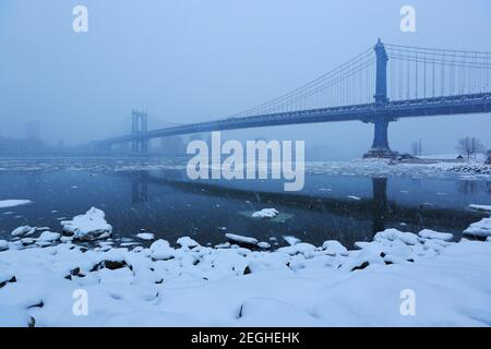 Des morceaux de glace congelés flottent et dévoguent dans l'East River en raison des conditions météorologiques froides dans le quartier de Brooklyn, à New York City NY USA, le 2015 février. Banque D'Images