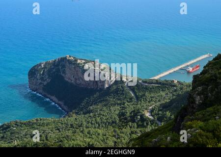 Vue panoramique aérienne depuis le parc national Yemma Gouraya pour le port de Bejaia, Algérie. Banque D'Images