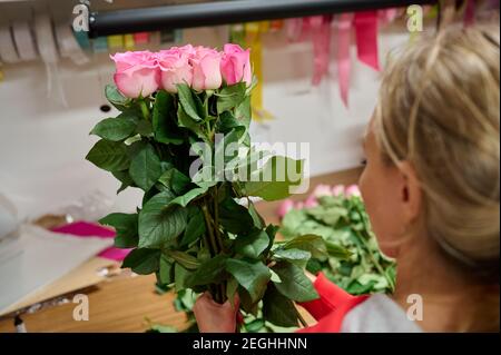 Bouquet de fleurs avec roses roses Banque D'Images