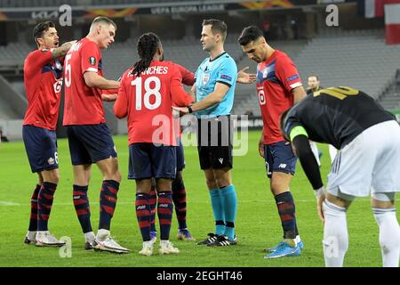 LILLE, FRANCE - FÉVRIER 18 : Renato Sanches de Lille OSC, Referee Ivan Kruzliak, Sven Botman de Lille OSC pendant le match de l'UEFA Europa League entre Banque D'Images