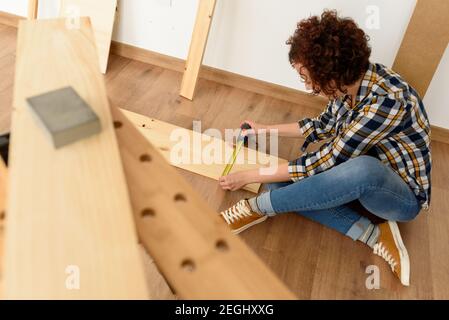 Une femme travaillant dans la rénovation de la salle de travail du charpentier. Photo de haute qualité Banque D'Images