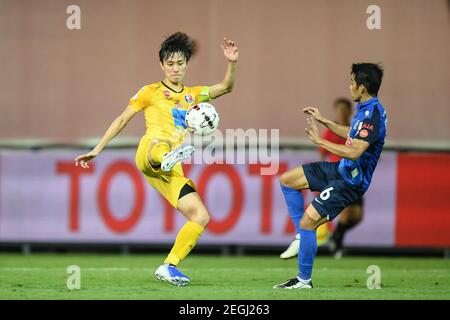 Siwakorn Jakkuprasat (L) de Port FC vu en action pendant le match de la Ligue thaïlandaise 2020 entre BG Pathum United et Port FC au stade Leo.(score final; BG Pathum United 2:1 Port FC) Banque D'Images