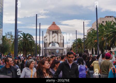 La marche des zombies a lieu, un événement familial qui encourage la non-discrimination et la tolérance. Banque D'Images