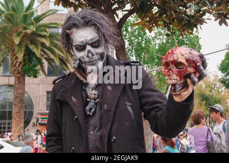 La marche des zombies a lieu, un événement familial qui encourage la non-discrimination et la tolérance. Banque D'Images