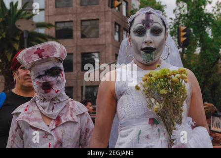 La marche des zombies a lieu, un événement familial qui encourage la non-discrimination et la tolérance. Banque D'Images