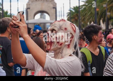 La marche des zombies a lieu, un événement familial qui encourage la non-discrimination et la tolérance. Banque D'Images