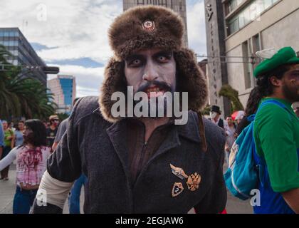 La marche des zombies a lieu, un événement familial qui encourage la non-discrimination et la tolérance. Banque D'Images