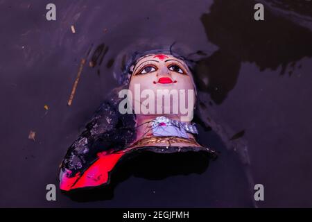 Kolkata, Inde. 18 février 2021. Immersion des idoles de Saraswati au fleuve Ganga pendant le festival de Saraswati à Kolkata. (Photo de Snehasish Bodhak/Pacific Press) Credit: Pacific Press Media production Corp./Alay Live News Banque D'Images