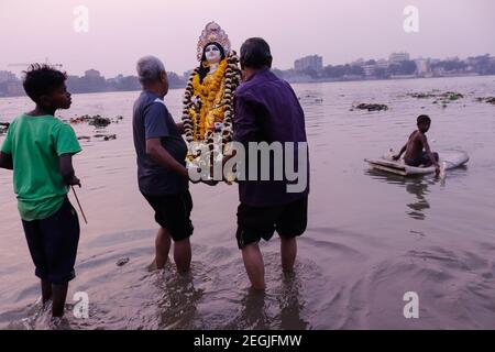 Kolkata, Inde. 18 février 2021. Immersion des idoles de Saraswati au fleuve Ganga pendant le festival de Saraswati à Kolkata. (Photo de Snehasish Bodhak/Pacific Press) Credit: Pacific Press Media production Corp./Alay Live News Banque D'Images