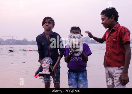 Kolkata, Inde. 18 février 2021. Immersion des idoles de Saraswati au fleuve Ganga pendant le festival de Saraswati à Kolkata. (Photo de Snehasish Bodhak/Pacific Press) Credit: Pacific Press Media production Corp./Alay Live News Banque D'Images