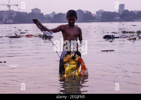 Kolkata, Inde. 18 février 2021. Immersion des idoles de Saraswati au fleuve Ganga pendant le festival de Saraswati à Kolkata. (Photo de Snehasish Bodhak/Pacific Press) Credit: Pacific Press Media production Corp./Alay Live News Banque D'Images