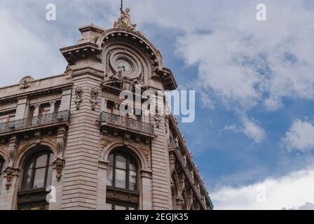 Mexico, Mexico, 26 août 2012, vue sur l'horloge en haut d'un bâtiment situé sur l'avenue Francisco I. Madero Banque D'Images