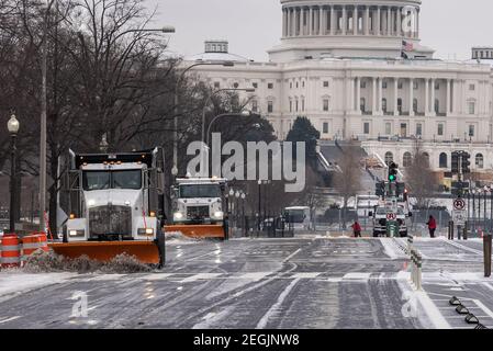 Washington, États-Unis. 18 février 2021. Les charrues enneigées descendent l'avenue Pennsylvania tandis que la tempête d'hiver Viola traverse le corridor Nord-est le jeudi 18 février 2021. Il s'agit de la couverture de neige la plus répandue aux États-Unis depuis 17 ans. Photo de Ken Cedeno/UPI crédit: UPI/Alay Live News Banque D'Images