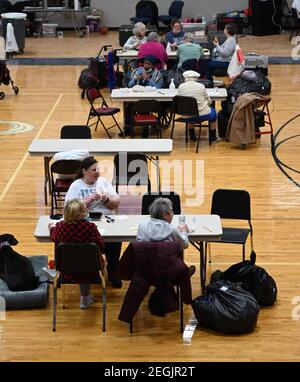 Wylie, États-Unis. 18 février 2021. Les résidents déplacés par les intempéries hivernales de cette semaine s'abritent dans une école secondaire junior de Wylie, au Texas, le jeudi 18 février 2021. Enregistrez les températures froides ainsi que la neige et la glace qui ont causé des coupures de courant entraînant la congélation des conduites d'eau. Peut certaines parties de l'état sont soumises à une commande d'ébullition de l'eau en raison d'une pression d'eau faible. Photo de Ian Halperin/UPI crédit: UPI/Alay Live News Banque D'Images