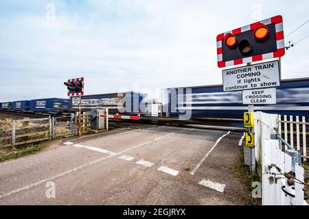 Un train de marchandises Tesco passe par Tredington Crossing près de Cheltenham en route vers Wentloog au pays de Galles. Banque D'Images