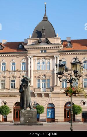 NOVI SAD, SERBIE - AOÛT 03 : statue de bronze de Svetozar architecture milétique et néoclassique et baroque Renaissance sur la place de la liberté de Nov Banque D'Images