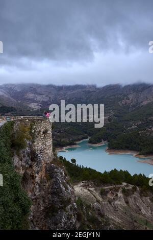 mère et fille touristes avec masque de protection contre le codvid, d'un point de vue, regardant un paysage d'un lagon et des montagnes nuageux. dans la ville Banque D'Images