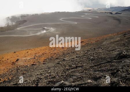 Navette touristique en 4x4 sur la piste sinueuse pour les Craters de l'Etna Summit, Sicile Banque D'Images