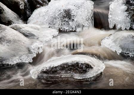 Glace sur la rivière Coiltie près de Drumnadrochit dans les Highlands d'Écosse. Banque D'Images