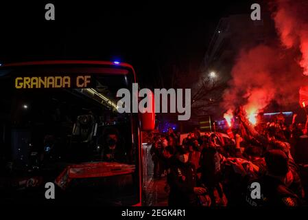 Les fans de Grenade célèbrent avec des fusées éclairantes l'arrivée de leurs joueurs d'équipe au stade avant le match de l'UEFA Europa League de 16 entre Grenade CF et SSC Napoli au stade Nuevo Los Carmenes. Banque D'Images