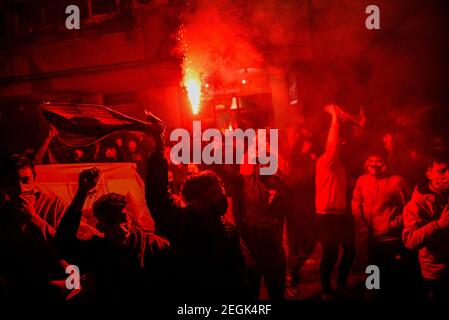 Les fans de Grenade célèbrent avec des fusées éclairantes l'arrivée de leurs joueurs d'équipe au stade avant le match de l'UEFA Europa League de 16 entre Grenade CF et SSC Napoli au stade Nuevo Los Carmenes. Banque D'Images