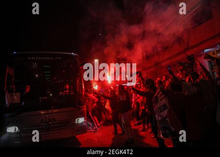 Les fans de Grenade célèbrent avec des fusées éclairantes l'arrivée de leurs joueurs d'équipe au stade avant le match de l'UEFA Europa League de 16 entre Grenade CF et SSC Napoli au stade Nuevo Los Carmenes. Banque D'Images