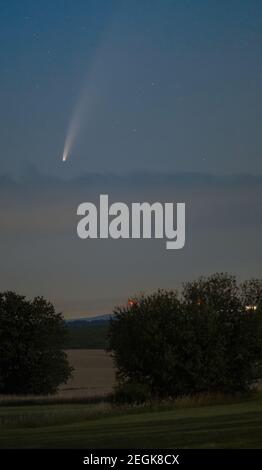 La Neowise comet dans le ciel nocturne sur les champs ruraux au crépuscule du matin dans l'Eifel, Allemagne Banque D'Images