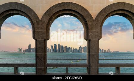 Doha, Qatar - février 2019 : vue de Doha à travers le Musée de l'art islamique Banque D'Images