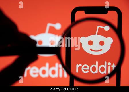 LONDRES, Royaume-Uni - février 2021 : logo Reddit vu sous une loupe Banque D'Images