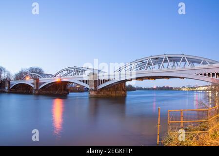 Pont du chemin de fer Barnes à Dusk Banque D'Images