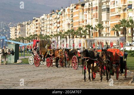 IZMIR, TURQUIE - JUIN 26 : Phaetons en attente de passagers dans la ville d'Izmir, 26 juin 2005 à Izmir, Turquie. Izmir est la troisième ville la plus peuplée de Turquie. Banque D'Images