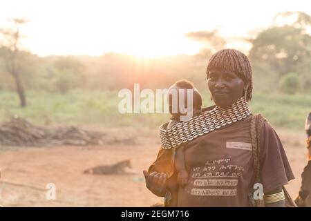 Portrait d'une femme et d'un enfant de la tribu Banna assistant à une cérémonie de saut à la taureau. La cérémonie de saut à la taureau est un rite de passage masculin où un jeune Banque D'Images