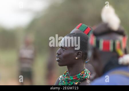 Portrait d'un homme de la tribu Banna assistant à une cérémonie de saut à la taureau. La cérémonie de saut à la taureau est un rite de passage masculin où un jeune homme traverse Banque D'Images