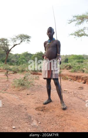 Portrait d'un homme de la tribu Banna assistant à une cérémonie de saut à la taureau. La cérémonie de saut à la taureau est un rite de passage masculin où un jeune homme traverse Banque D'Images